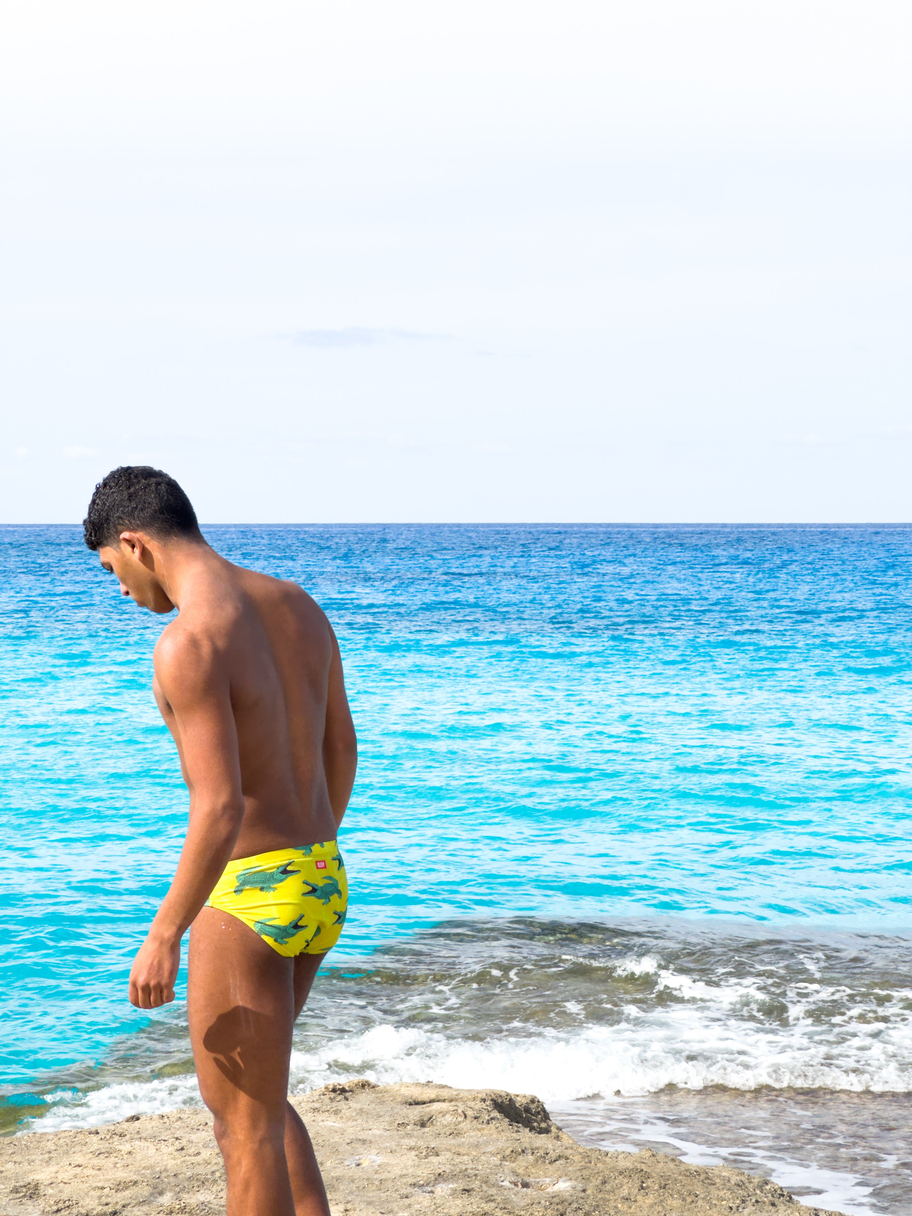 Men's yellow crocodile print swim brief بيكيني مايوه رجالي سبيدو كلوت أصفر تمساح